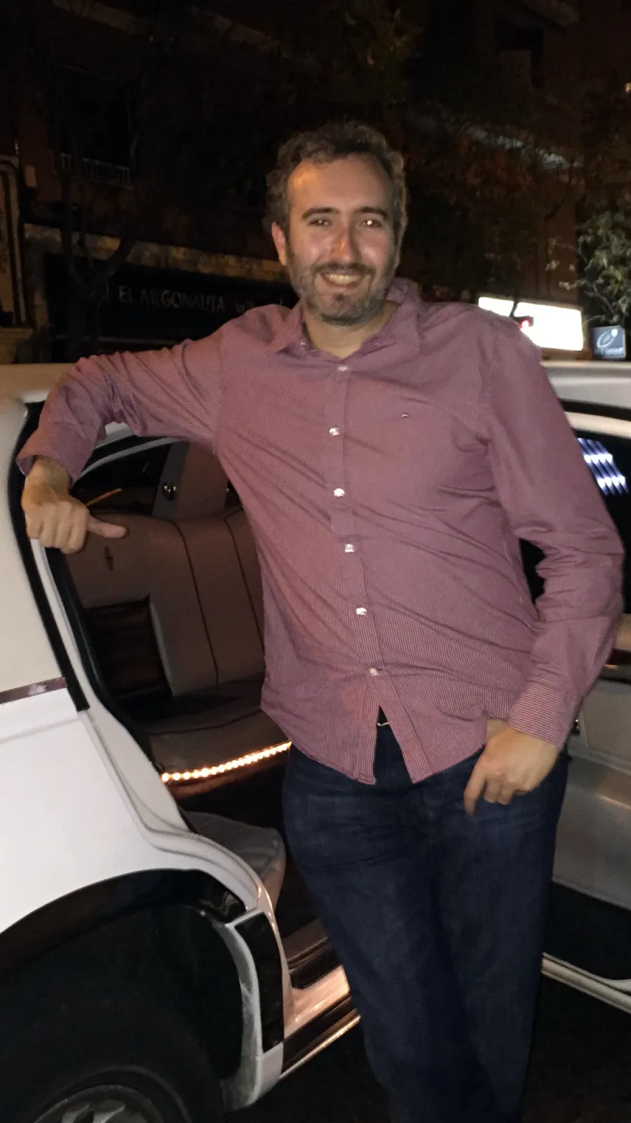Luisma Cascales apoyado en una limusina blanca, de noche
