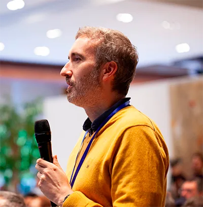 Luisma Cascales hablando con un micrófono en un evento