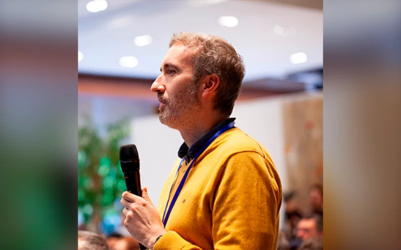 Luisma Cascales hablando con un micrófono en un evento